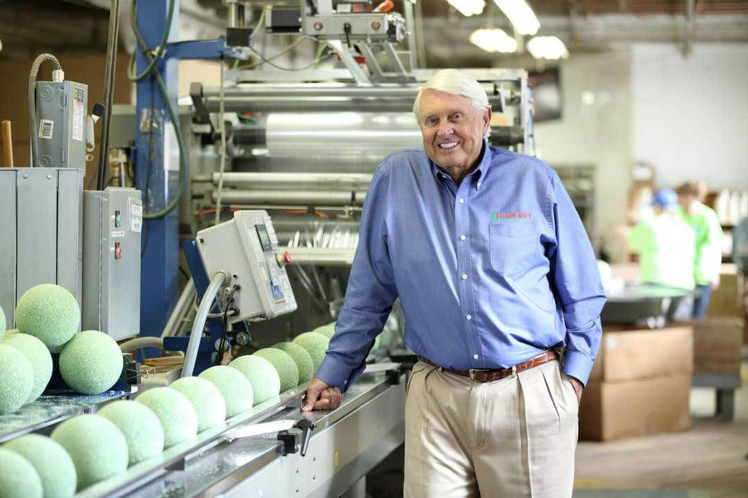 FloraCraft's owner and Chairman Lee Schoenherr to give his employees $4 million in cash and 401 (k) contributions